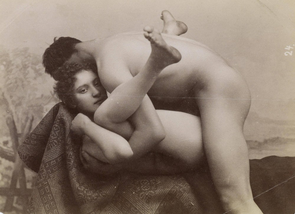 Первые эротические фотографии
