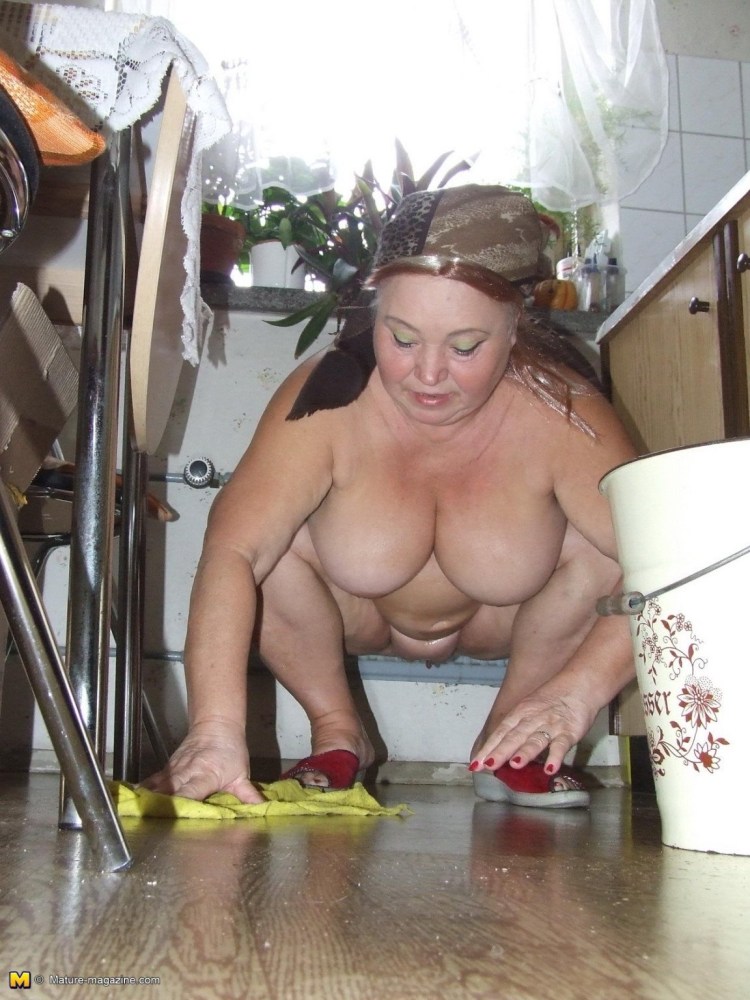 Голые зрелые бабы убираются