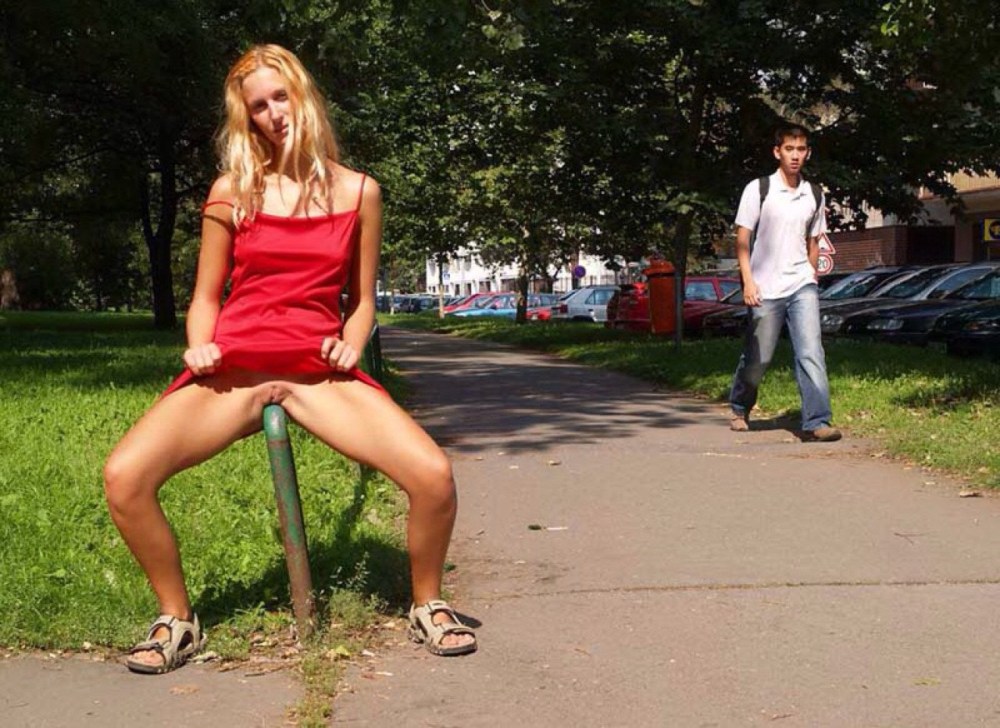 Девушка показывает попку на улице