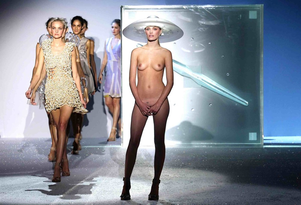 Alejandra Guilmant титьки подиум