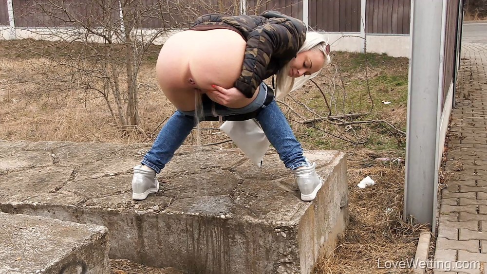 Женщины ссут за гаражами
