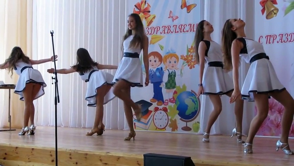 Школьницы танцуют в школе