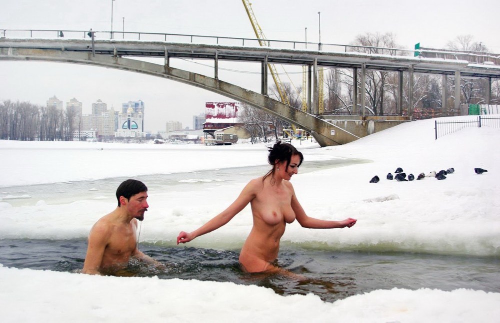 Голые женщины купаются в проруби
