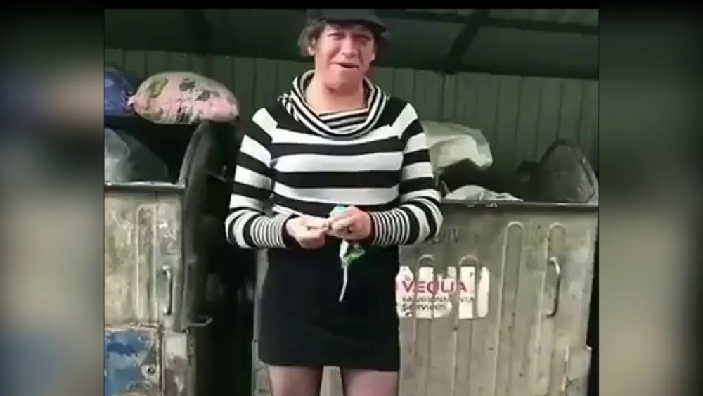 Порно-ебля пьяных бездомных баб