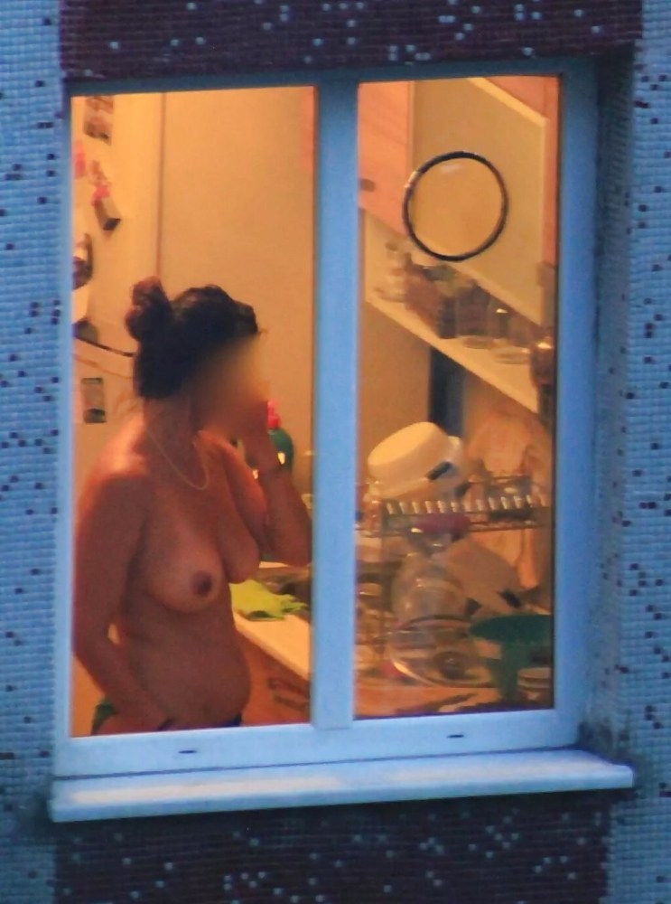 Голые женщины в окнах домов