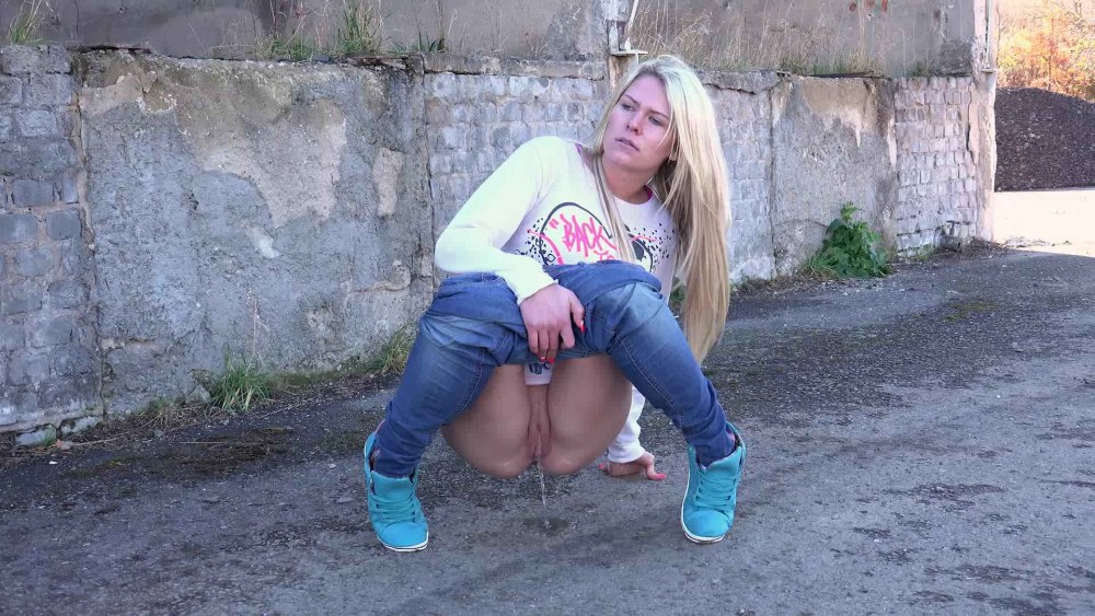 Девушки сикают на улице