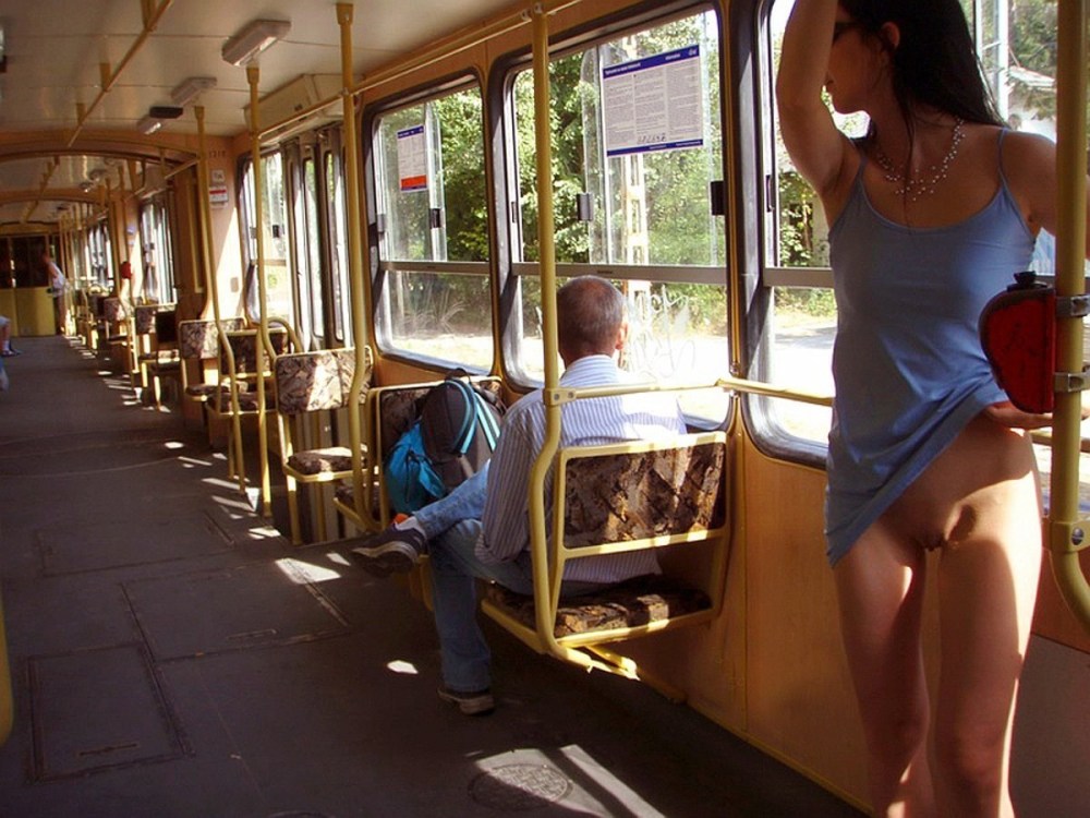 Девушка разделась в метро