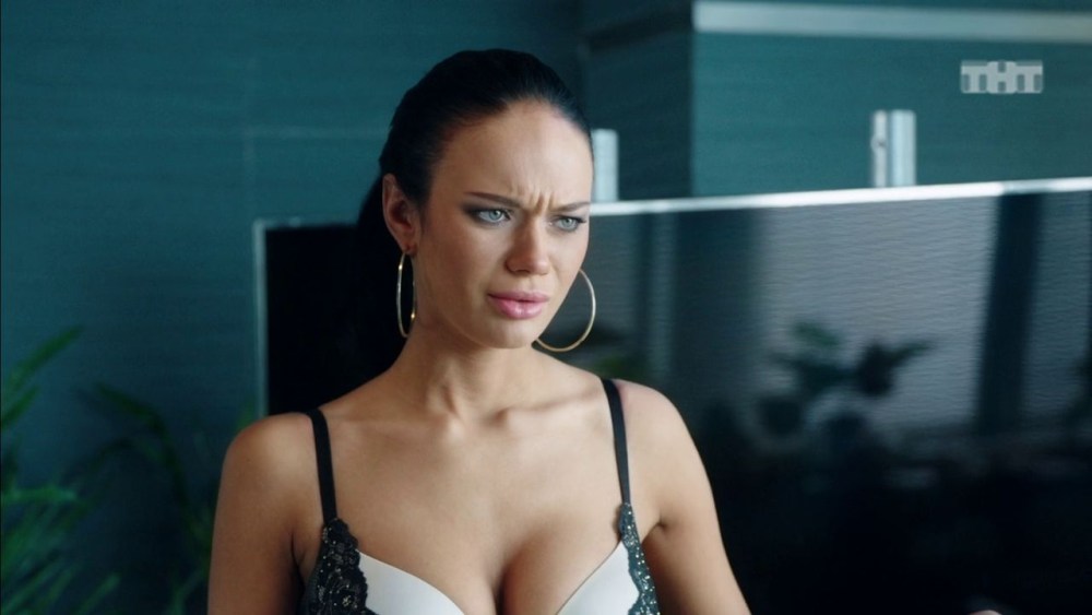 Яна Енжаева в сериале Бесстыдники