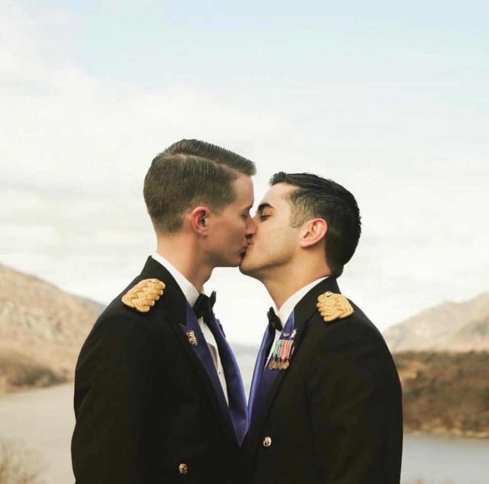 парни целуются гей фото 92