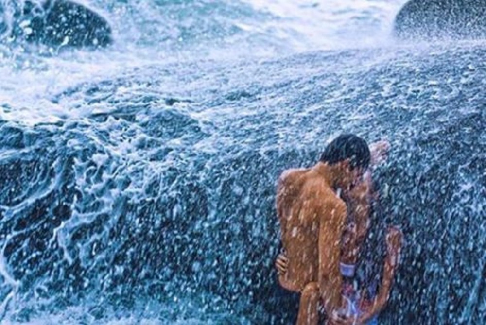 Влюбленные под водопадом
