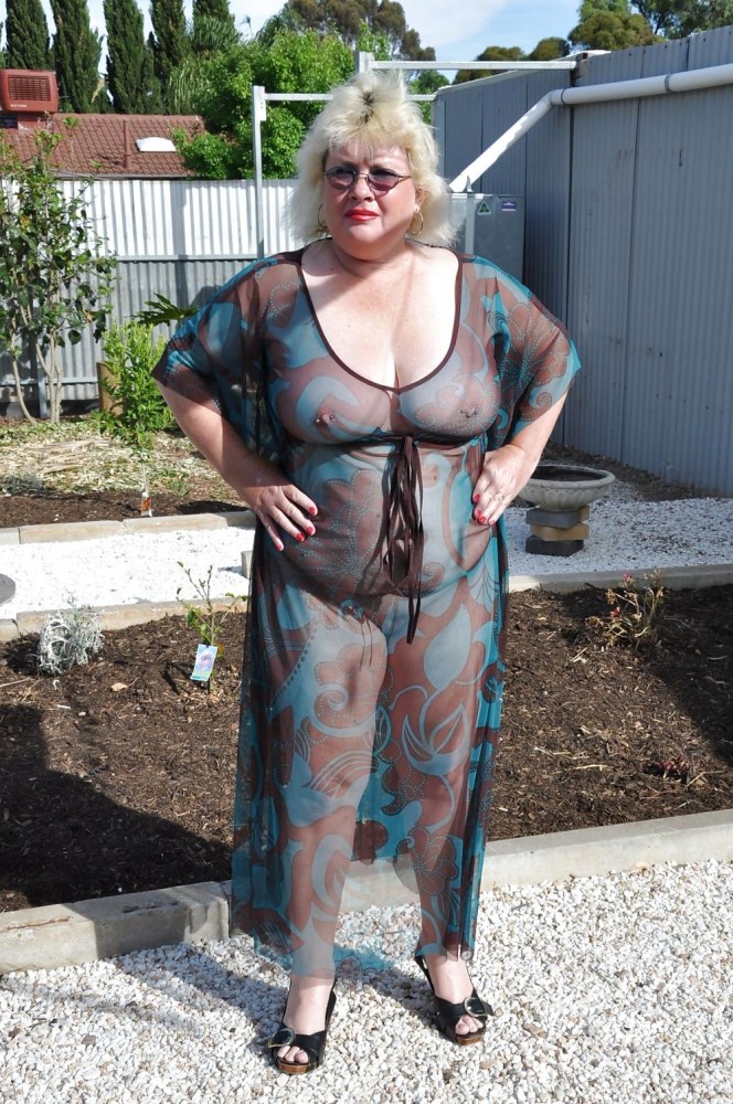 Mature big tits в прозрачном платье