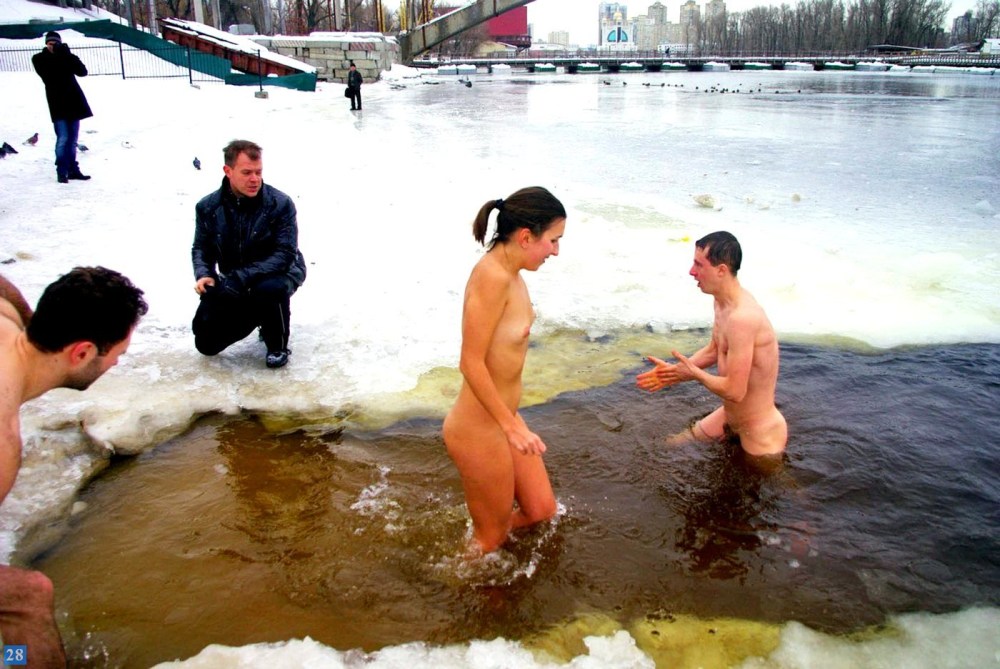 Голые парни зимой в лесу