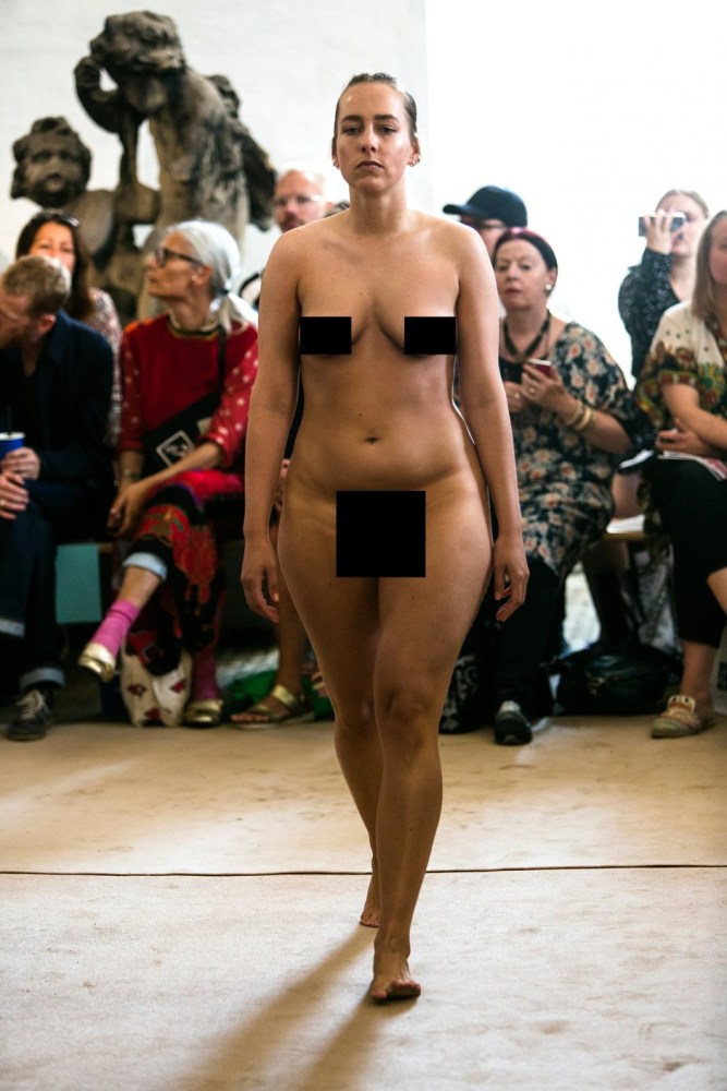 Alejandra Guilmant голая на подиуме