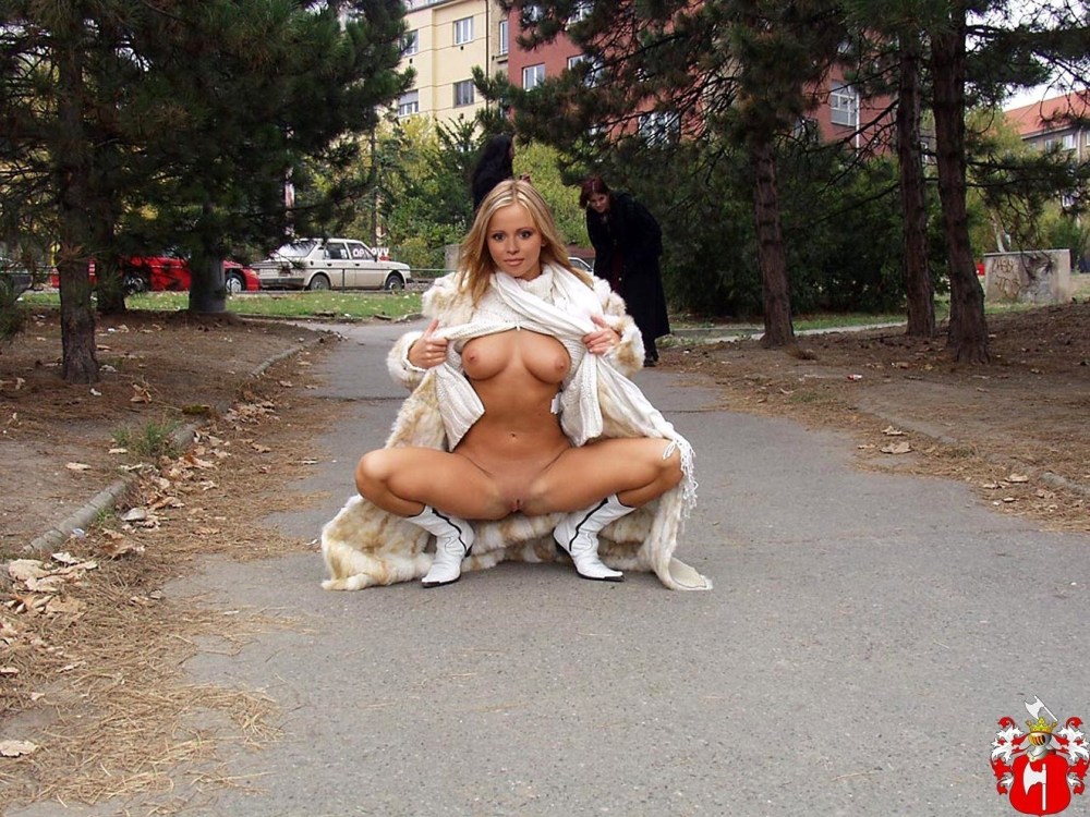 Тетки голышом на улице